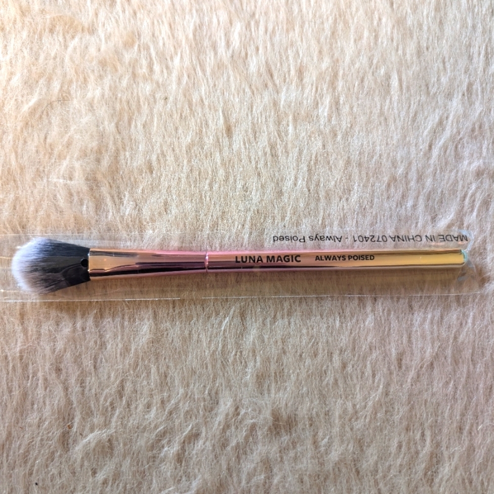 Luna Magic Always Poised Highlighter Brush